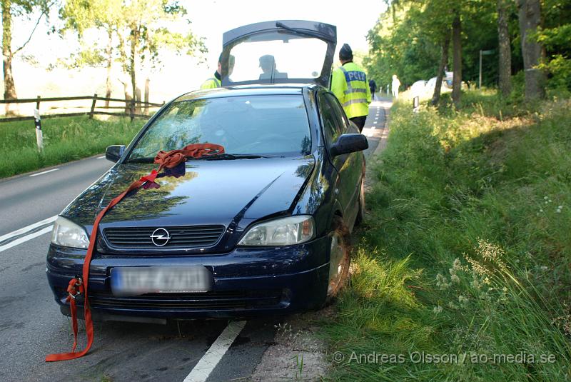 DSC_0008.JPG - Vid 06,40 larmades räddningstjänst, Ambulans och Polis till en trafikolycka på väg 13 mot ljungbyhed. En person säger sig har väjt för ett rådjur men det tyder mer på att föraren suttit och somnat eller liknande. Ingen person behövde föras till sjukhus.