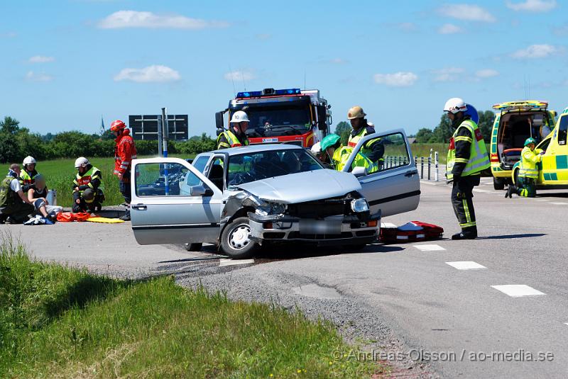 DSC_0011.JPG - Vid 12.30 larmades räddningstjänsten,ambulans och polis till väg 21 i Åstorp där två personbilar hade frontall krockat. Minst tre personer fick föras till sjukhuset med oklara skador.