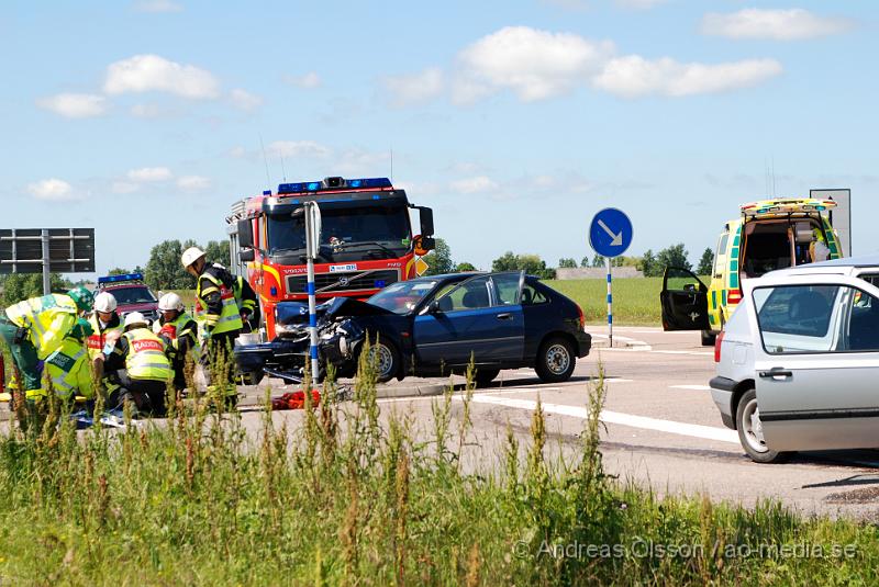 DSC_0014.JPG - Vid 12.30 larmades räddningstjänsten,ambulans och polis till väg 21 i Åstorp där två personbilar hade frontall krockat. Minst tre personer fick föras till sjukhuset med oklara skador.