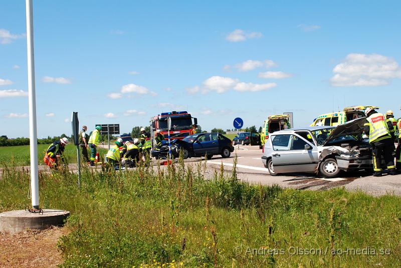 DSC_0017.JPG - Vid 12.30 larmades räddningstjänsten,ambulans och polis till väg 21 i Åstorp där två personbilar hade frontall krockat. Minst tre personer fick föras till sjukhuset med oklara skador.