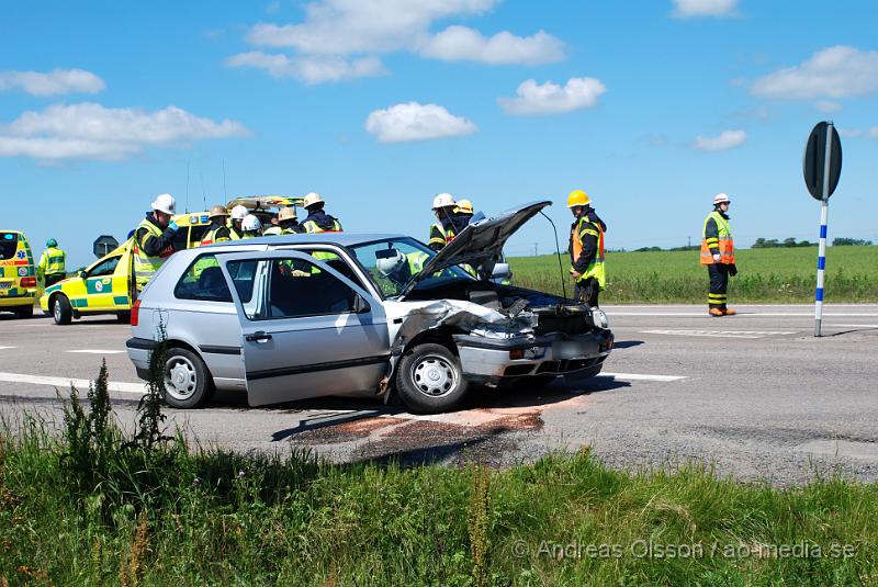 DSC_0018.JPG - Vid 12.30 larmades räddningstjänsten,ambulans och polis till väg 21 i Åstorp där två personbilar hade frontall krockat. Minst tre personer fick föras till sjukhuset med oklara skador.