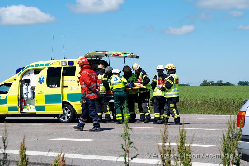 DSC_0021.JPG - Vid 12.30 larmades räddningstjänsten,ambulans och polis till väg 21 i Åstorp där två personbilar hade frontall krockat. Minst tre personer fick föras till sjukhuset med oklara skador.