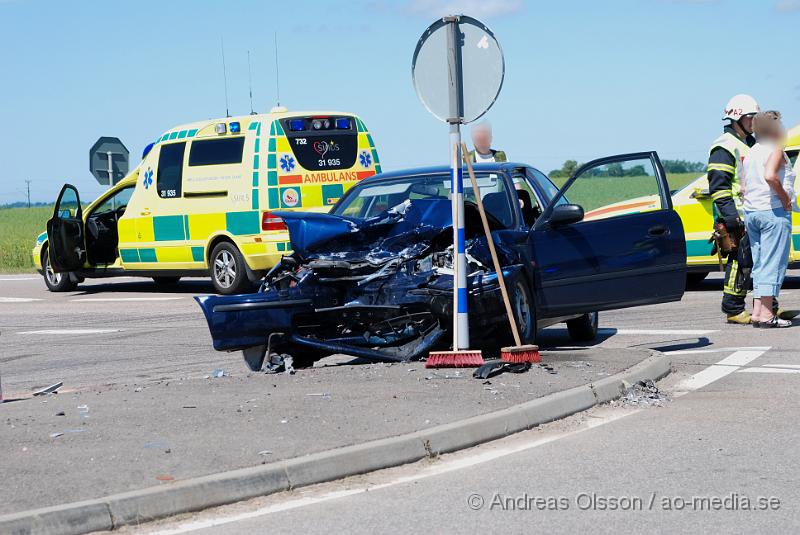 DSC_0024.JPG - Vid 12.30 larmades räddningstjänsten,ambulans och polis till väg 21 i Åstorp där två personbilar hade frontall krockat. Minst tre personer fick föras till sjukhuset med oklara skador.