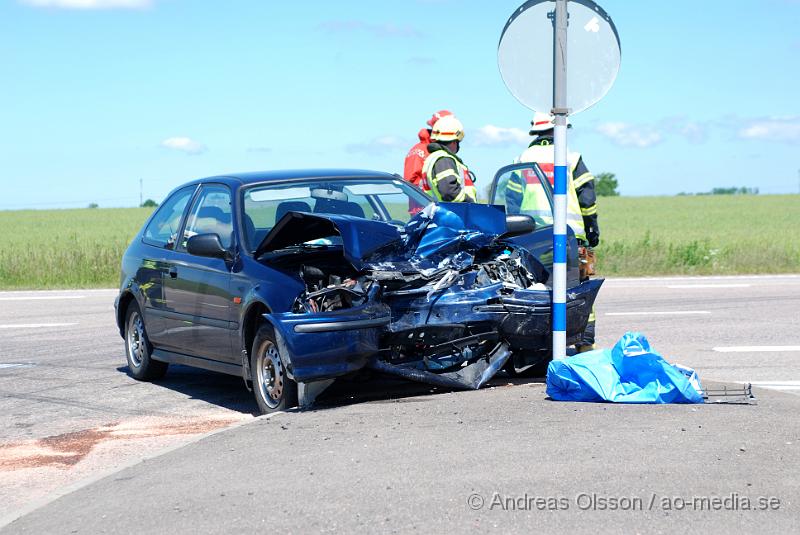 DSC_0027.JPG - Vid 12.30 larmades räddningstjänsten,ambulans och polis till väg 21 i Åstorp där två personbilar hade frontall krockat. Minst tre personer fick föras till sjukhuset med oklara skador.