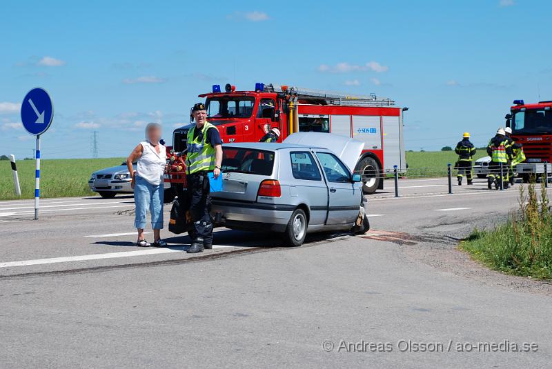 DSC_0030.JPG - Vid 12.30 larmades räddningstjänsten,ambulans och polis till väg 21 i Åstorp där två personbilar hade frontall krockat. Minst tre personer fick föras till sjukhuset med oklara skador.