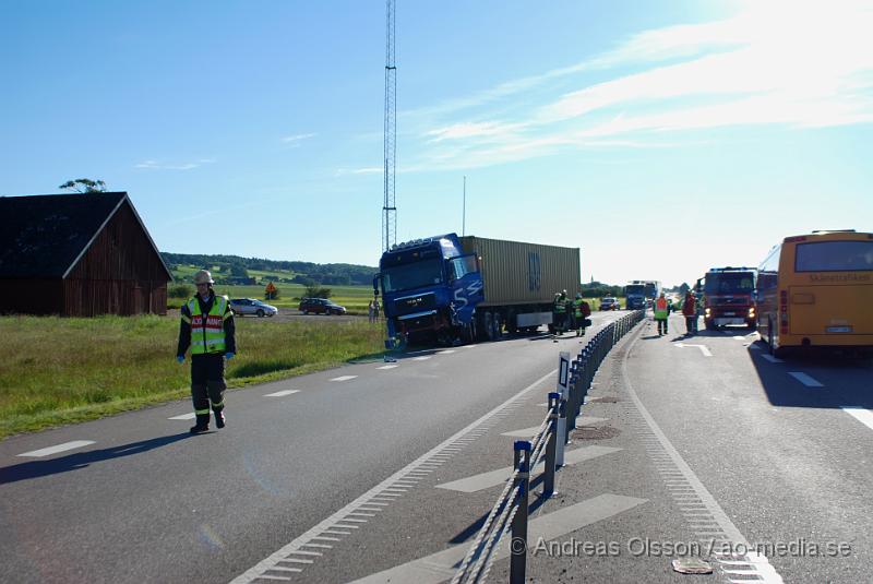 DSC_0001.JPG - Vid 18,46 larmades en större räddningsstyrka till väg 21 utanför åstorp där en personbil kolliderat med en lastbil. Personbilen for av vägen och ner i ett dike kraftigt demolerad. Personen i bilen satt fastklämd och räddningstjänsten fick arbeta med att få loss personen i över en timme, som senare förs med ambulans och polis eskort till sjukhuset med oklara skador.