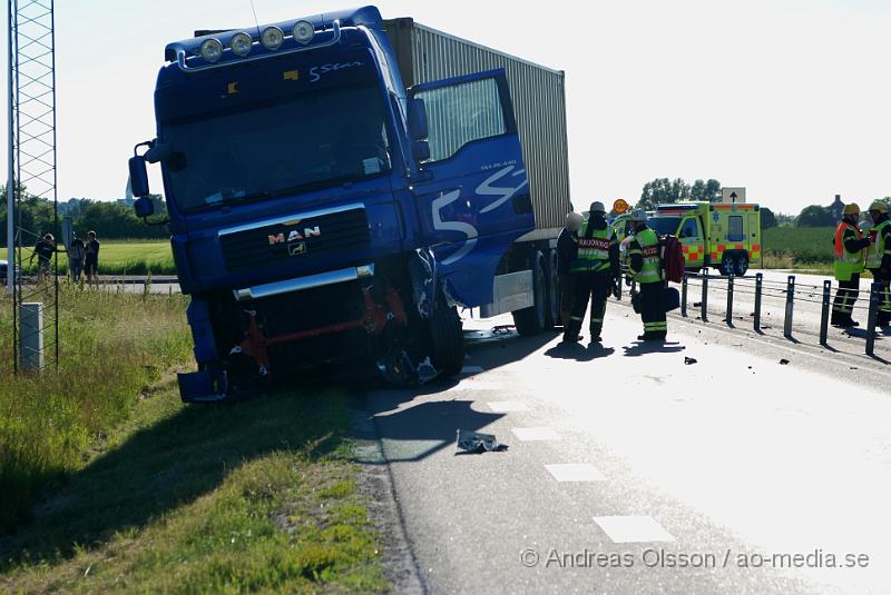 DSC_0003.JPG - Vid 18,46 larmades en större räddningsstyrka till väg 21 utanför åstorp där en personbil kolliderat med en lastbil. Personbilen for av vägen och ner i ett dike kraftigt demolerad. Personen i bilen satt fastklämd och räddningstjänsten fick arbeta med att få loss personen i över en timme, som senare förs med ambulans och polis eskort till sjukhuset med oklara skador.