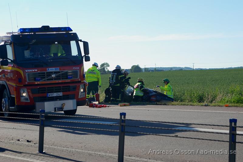 DSC_0007.JPG - Vid 18,46 larmades en större räddningsstyrka till väg 21 utanför åstorp där en personbil kolliderat med en lastbil. Personbilen for av vägen och ner i ett dike kraftigt demolerad. Personen i bilen satt fastklämd och räddningstjänsten fick arbeta med att få loss personen i över en timme, som senare förs med ambulans och polis eskort till sjukhuset med oklara skador.