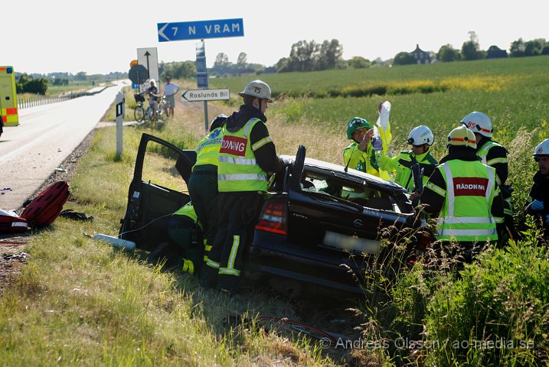 DSC_0013.JPG - Vid 18,46 larmades en större räddningsstyrka till väg 21 utanför åstorp där en personbil kolliderat med en lastbil. Personbilen for av vägen och ner i ett dike kraftigt demolerad. Personen i bilen satt fastklämd och räddningstjänsten fick arbeta med att få loss personen i över en timme, som senare förs med ambulans och polis eskort till sjukhuset med oklara skador.