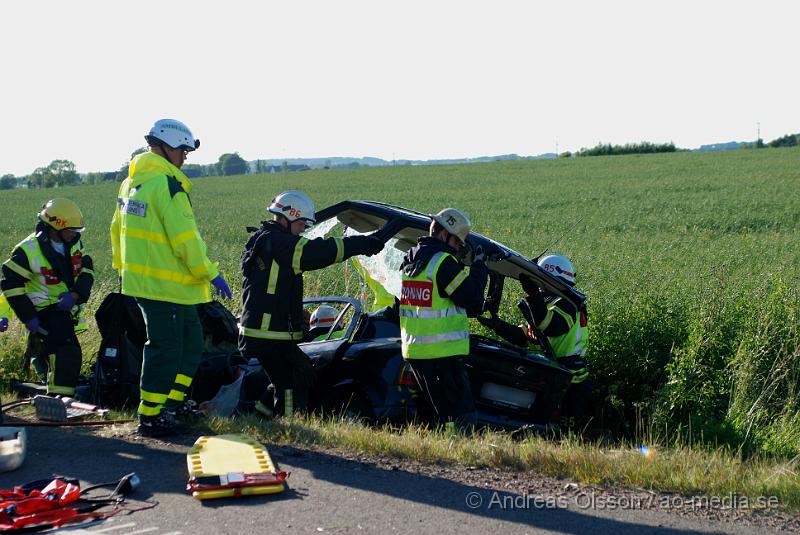 DSC_0018.JPG - Vid 18,46 larmades en större räddningsstyrka till väg 21 utanför åstorp där en personbil kolliderat med en lastbil. Personbilen for av vägen och ner i ett dike kraftigt demolerad. Personen i bilen satt fastklämd och räddningstjänsten fick arbeta med att få loss personen i över en timme, som senare förs med ambulans och polis eskort till sjukhuset med oklara skador.