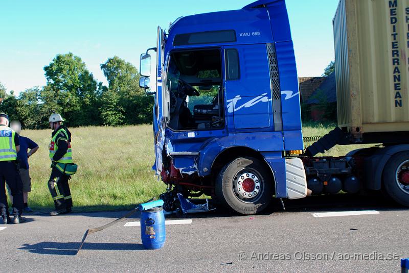 DSC_0024.JPG - Vid 18,46 larmades en större räddningsstyrka till väg 21 utanför åstorp där en personbil kolliderat med en lastbil. Personbilen for av vägen och ner i ett dike kraftigt demolerad. Personen i bilen satt fastklämd och räddningstjänsten fick arbeta med att få loss personen i över en timme, som senare förs med ambulans och polis eskort till sjukhuset med oklara skador.