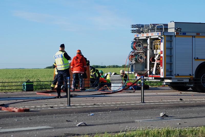 DSC_0029.JPG - Vid 18,46 larmades en större räddningsstyrka till väg 21 utanför åstorp där en personbil kolliderat med en lastbil. Personbilen for av vägen och ner i ett dike kraftigt demolerad. Personen i bilen satt fastklämd och räddningstjänsten fick arbeta med att få loss personen i över en timme, som senare förs med ambulans och polis eskort till sjukhuset med oklara skador.