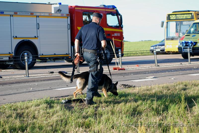 DSC_0031.JPG - Vid 18,46 larmades en större räddningsstyrka till väg 21 utanför åstorp där en personbil kolliderat med en lastbil. Personbilen for av vägen och ner i ett dike kraftigt demolerad. Personen i bilen satt fastklämd och räddningstjänsten fick arbeta med att få loss personen i över en timme, som senare förs med ambulans och polis eskort till sjukhuset med oklara skador.