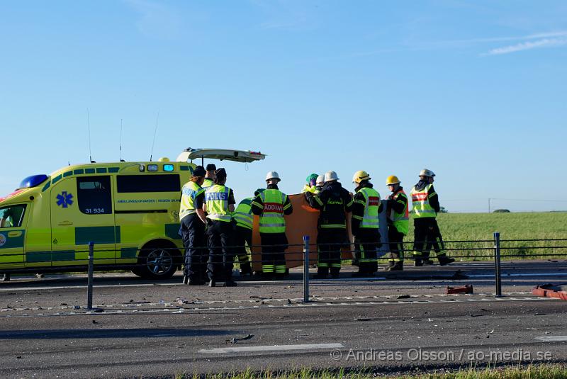 DSC_0036.JPG - Vid 18,46 larmades en större räddningsstyrka till väg 21 utanför åstorp där en personbil kolliderat med en lastbil. Personbilen for av vägen och ner i ett dike kraftigt demolerad. Personen i bilen satt fastklämd och räddningstjänsten fick arbeta med att få loss personen i över en timme, som senare förs med ambulans och polis eskort till sjukhuset med oklara skador.