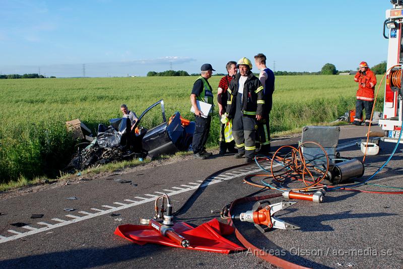 DSC_0039.JPG - Vid 18,46 larmades en större räddningsstyrka till väg 21 utanför åstorp där en personbil kolliderat med en lastbil. Personbilen for av vägen och ner i ett dike kraftigt demolerad. Personen i bilen satt fastklämd och räddningstjänsten fick arbeta med att få loss personen i över en timme, som senare förs med ambulans och polis eskort till sjukhuset med oklara skador.