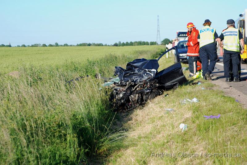 DSC_0043.JPG - Vid 18,46 larmades en större räddningsstyrka till väg 21 utanför åstorp där en personbil kolliderat med en lastbil. Personbilen for av vägen och ner i ett dike kraftigt demolerad. Personen i bilen satt fastklämd och räddningstjänsten fick arbeta med att få loss personen i över en timme, som senare förs med ambulans och polis eskort till sjukhuset med oklara skador.