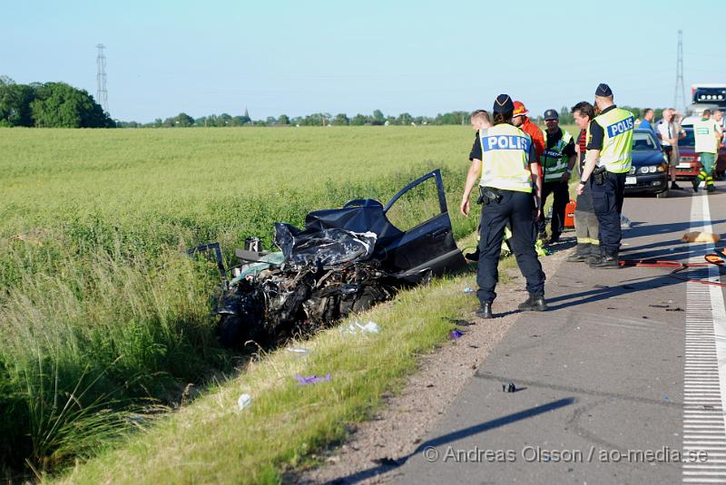 DSC_0044.JPG - Vid 18,46 larmades en större räddningsstyrka till väg 21 utanför åstorp där en personbil kolliderat med en lastbil. Personbilen for av vägen och ner i ett dike kraftigt demolerad. Personen i bilen satt fastklämd och räddningstjänsten fick arbeta med att få loss personen i över en timme, som senare förs med ambulans och polis eskort till sjukhuset med oklara skador.