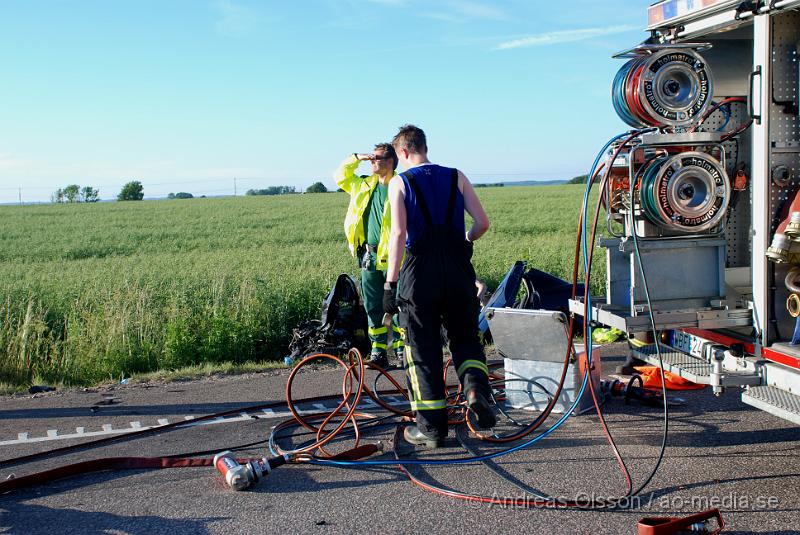 DSC_0048.JPG - Vid 18,46 larmades en större räddningsstyrka till väg 21 utanför åstorp där en personbil kolliderat med en lastbil. Personbilen for av vägen och ner i ett dike kraftigt demolerad. Personen i bilen satt fastklämd och räddningstjänsten fick arbeta med att få loss personen i över en timme, som senare förs med ambulans och polis eskort till sjukhuset med oklara skador.