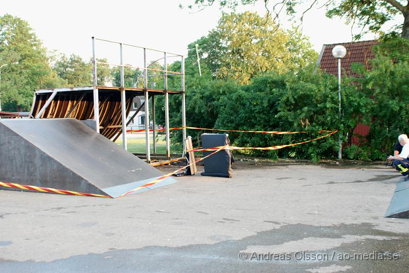 DSC_0146.JPG - Vid 20,15 tiden larmades räddningstjänsten från perstorp till Centralskolan och skateboards rampen, där det brann kraftigt i en soffa som någon placerat under rampen och tänt eld. Rampen blev delvis skadad på undersidan. En person tros ha blivit brännskadad på handen då han antingen försökt få bort soffan.