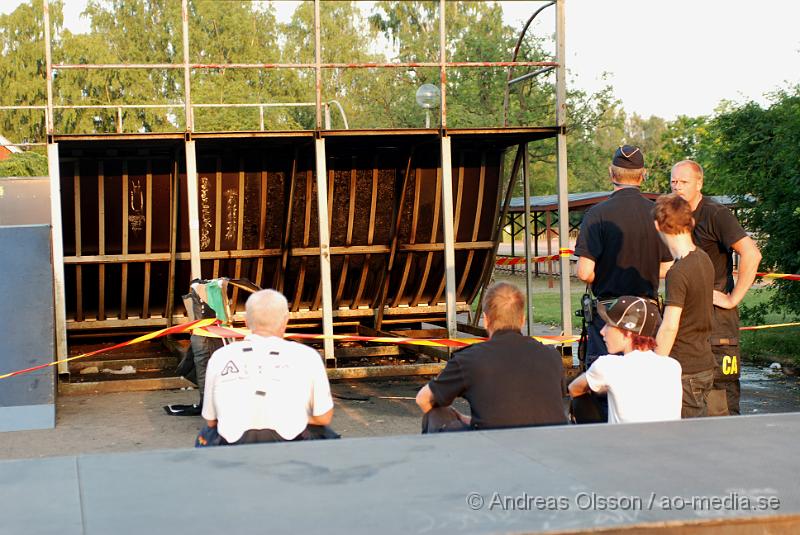 DSC_0150.JPG - Vid 20,15 tiden larmades räddningstjänsten från perstorp till Centralskolan och skateboards rampen, där det brann kraftigt i en soffa som någon placerat under rampen och tänt eld. Rampen blev delvis skadad på undersidan. En person tros ha blivit brännskadad på handen då han antingen försökt få bort soffan.