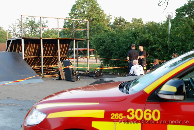 DSC_0152.JPG - Vid 20,15 tiden larmades räddningstjänsten från perstorp till Centralskolan och skateboards rampen, där det brann kraftigt i en soffa som någon placerat under rampen och tänt eld. Rampen blev delvis skadad på undersidan. En person tros ha blivit brännskadad på handen då han antingen försökt få bort soffan.