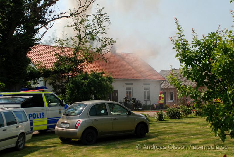 DSC_0095.JPG - Vid 12,30 larmades en större räddningsstyrka till Mörarp utanför Helsingborg. Där det brann kraftigt i en villa, när räddningstjänsten kom fram till platsen brann det i uterummet som sedan spred sig till taket. Och huset blev övertänt, man riktade då in sig på att förhindra spridning till andra byggnader. Det är oklart om någon person skadats fysiskt i branden.