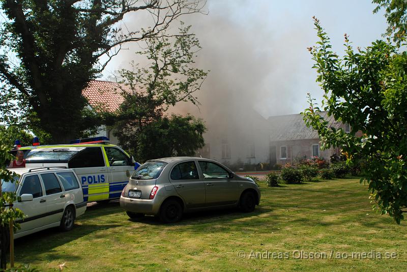 DSC_0097.JPG - Vid 12,30 larmades en större räddningsstyrka till Mörarp utanför Helsingborg. Där det brann kraftigt i en villa, när räddningstjänsten kom fram till platsen brann det i uterummet som sedan spred sig till taket. Och huset blev övertänt, man riktade då in sig på att förhindra spridning till andra byggnader. Det är oklart om någon person skadats fysiskt i branden.