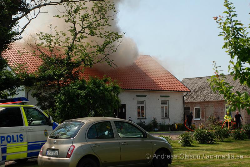 DSC_0098.JPG - Vid 12,30 larmades en större räddningsstyrka till Mörarp utanför Helsingborg. Där det brann kraftigt i en villa, när räddningstjänsten kom fram till platsen brann det i uterummet som sedan spred sig till taket. Och huset blev övertänt, man riktade då in sig på att förhindra spridning till andra byggnader. Det är oklart om någon person skadats fysiskt i branden.