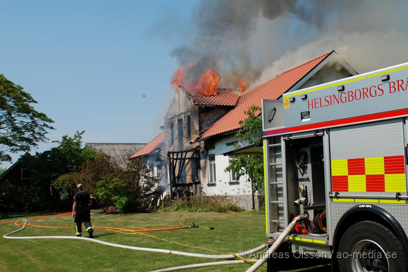 DSC_0100.JPG - Vid 12,30 larmades en större räddningsstyrka till Mörarp utanför Helsingborg. Där det brann kraftigt i en villa, när räddningstjänsten kom fram till platsen brann det i uterummet som sedan spred sig till taket. Och huset blev övertänt, man riktade då in sig på att förhindra spridning till andra byggnader. Det är oklart om någon person skadats fysiskt i branden.