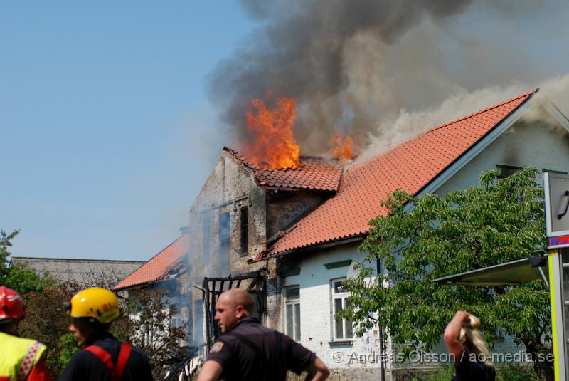 DSC_0101.JPG - Vid 12,30 larmades en större räddningsstyrka till Mörarp utanför Helsingborg. Där det brann kraftigt i en villa, när räddningstjänsten kom fram till platsen brann det i uterummet som sedan spred sig till taket. Och huset blev övertänt, man riktade då in sig på att förhindra spridning till andra byggnader. Det är oklart om någon person skadats fysiskt i branden.