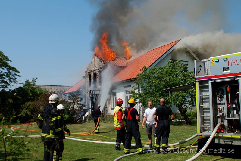 DSC_0105.JPG - Vid 12,30 larmades en större räddningsstyrka till Mörarp utanför Helsingborg. Där det brann kraftigt i en villa, när räddningstjänsten kom fram till platsen brann det i uterummet som sedan spred sig till taket. Och huset blev övertänt, man riktade då in sig på att förhindra spridning till andra byggnader. Det är oklart om någon person skadats fysiskt i branden.