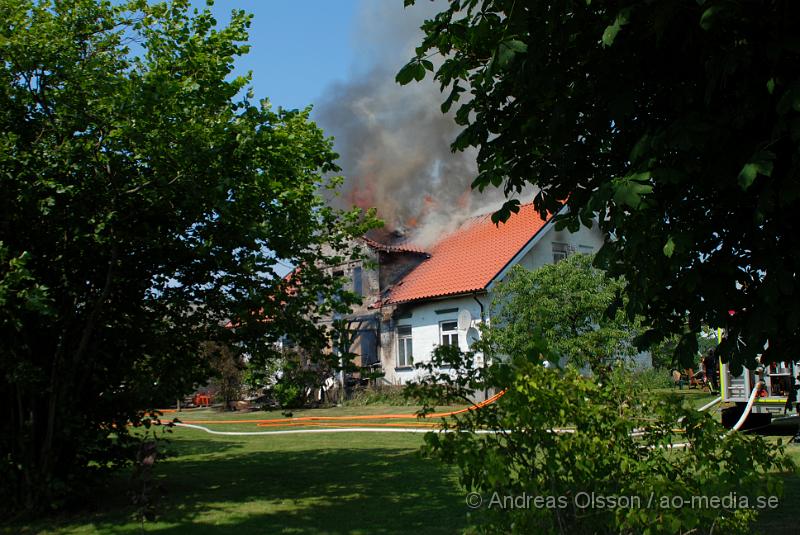 DSC_0109.JPG - Vid 12,30 larmades en större räddningsstyrka till Mörarp utanför Helsingborg. Där det brann kraftigt i en villa, när räddningstjänsten kom fram till platsen brann det i uterummet som sedan spred sig till taket. Och huset blev övertänt, man riktade då in sig på att förhindra spridning till andra byggnader. Det är oklart om någon person skadats fysiskt i branden.