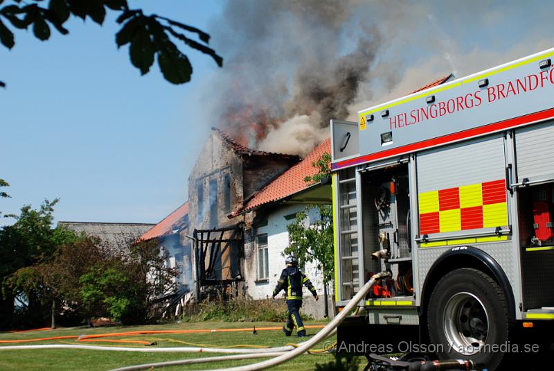 DSC_0110.JPG - Vid 12,30 larmades en större räddningsstyrka till Mörarp utanför Helsingborg. Där det brann kraftigt i en villa, när räddningstjänsten kom fram till platsen brann det i uterummet som sedan spred sig till taket. Och huset blev övertänt, man riktade då in sig på att förhindra spridning till andra byggnader. Det är oklart om någon person skadats fysiskt i branden.