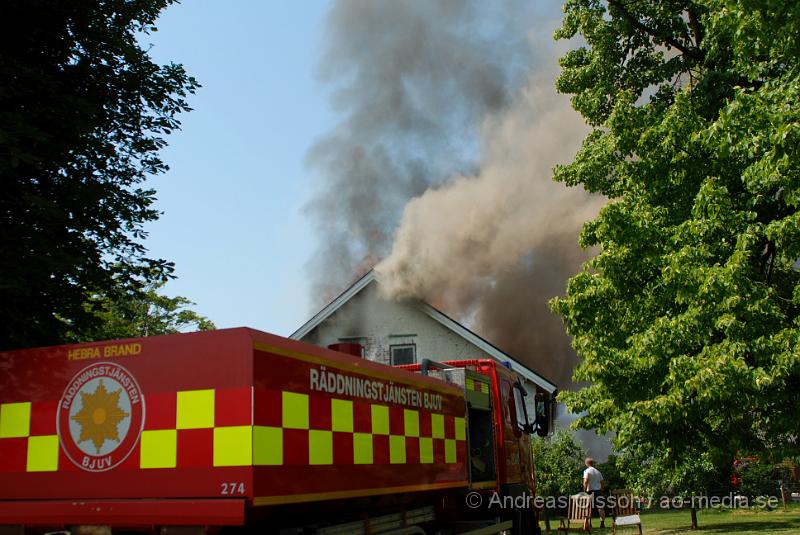 DSC_0112.JPG - Vid 12,30 larmades en större räddningsstyrka till Mörarp utanför Helsingborg. Där det brann kraftigt i en villa, när räddningstjänsten kom fram till platsen brann det i uterummet som sedan spred sig till taket. Och huset blev övertänt, man riktade då in sig på att förhindra spridning till andra byggnader. Det är oklart om någon person skadats fysiskt i branden.