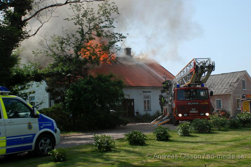 DSC_0118.JPG - Vid 12,30 larmades en större räddningsstyrka till Mörarp utanför Helsingborg. Där det brann kraftigt i en villa, när räddningstjänsten kom fram till platsen brann det i uterummet som sedan spred sig till taket. Och huset blev övertänt, man riktade då in sig på att förhindra spridning till andra byggnader. Det är oklart om någon person skadats fysiskt i branden.