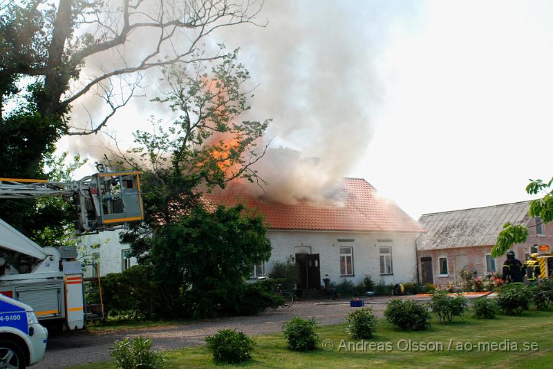 DSC_0121.JPG - Vid 12,30 larmades en större räddningsstyrka till Mörarp utanför Helsingborg. Där det brann kraftigt i en villa, när räddningstjänsten kom fram till platsen brann det i uterummet som sedan spred sig till taket. Och huset blev övertänt, man riktade då in sig på att förhindra spridning till andra byggnader. Det är oklart om någon person skadats fysiskt i branden.