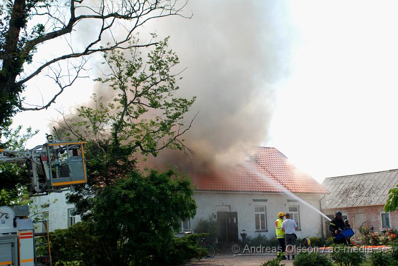 DSC_0123.JPG - Vid 12,30 larmades en större räddningsstyrka till Mörarp utanför Helsingborg. Där det brann kraftigt i en villa, när räddningstjänsten kom fram till platsen brann det i uterummet som sedan spred sig till taket. Och huset blev övertänt, man riktade då in sig på att förhindra spridning till andra byggnader. Det är oklart om någon person skadats fysiskt i branden.