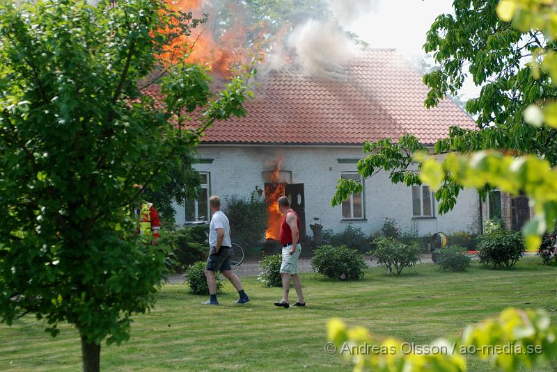 DSC_0124.JPG - Vid 12,30 larmades en större räddningsstyrka till Mörarp utanför Helsingborg. Där det brann kraftigt i en villa, när räddningstjänsten kom fram till platsen brann det i uterummet som sedan spred sig till taket. Och huset blev övertänt, man riktade då in sig på att förhindra spridning till andra byggnader. Det är oklart om någon person skadats fysiskt i branden.