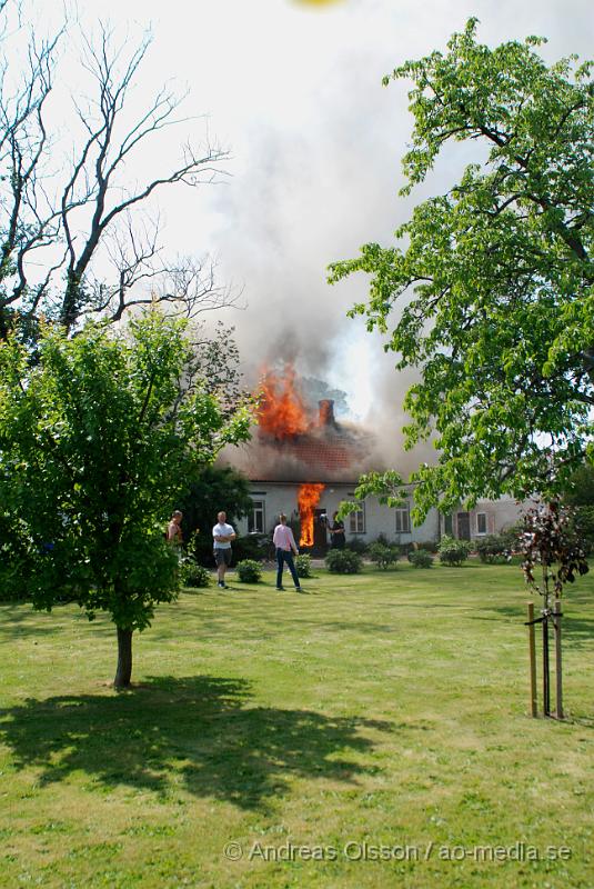 DSC_0127.JPG - Vid 12,30 larmades en större räddningsstyrka till Mörarp utanför Helsingborg. Där det brann kraftigt i en villa, när räddningstjänsten kom fram till platsen brann det i uterummet som sedan spred sig till taket. Och huset blev övertänt, man riktade då in sig på att förhindra spridning till andra byggnader. Det är oklart om någon person skadats fysiskt i branden.