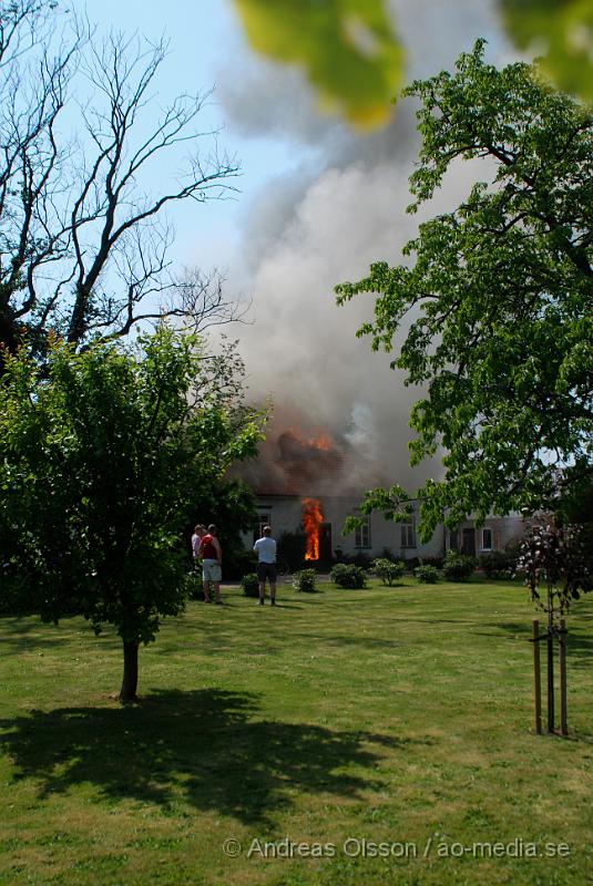 DSC_0129.JPG - Vid 12,30 larmades en större räddningsstyrka till Mörarp utanför Helsingborg. Där det brann kraftigt i en villa, när räddningstjänsten kom fram till platsen brann det i uterummet som sedan spred sig till taket. Och huset blev övertänt, man riktade då in sig på att förhindra spridning till andra byggnader. Det är oklart om någon person skadats fysiskt i branden.