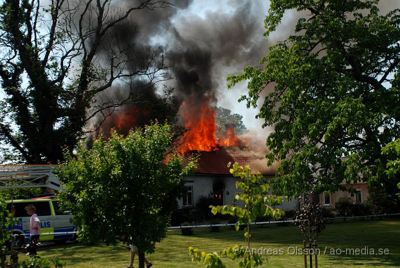 DSC_0133.JPG - Vid 12,30 larmades en större räddningsstyrka till Mörarp utanför Helsingborg. Där det brann kraftigt i en villa, när räddningstjänsten kom fram till platsen brann det i uterummet som sedan spred sig till taket. Och huset blev övertänt, man riktade då in sig på att förhindra spridning till andra byggnader. Det är oklart om någon person skadats fysiskt i branden.