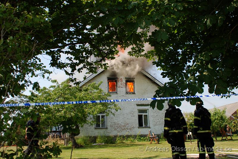 DSC_0134.JPG - Vid 12,30 larmades en större räddningsstyrka till Mörarp utanför Helsingborg. Där det brann kraftigt i en villa, när räddningstjänsten kom fram till platsen brann det i uterummet som sedan spred sig till taket. Och huset blev övertänt, man riktade då in sig på att förhindra spridning till andra byggnader. Det är oklart om någon person skadats fysiskt i branden.