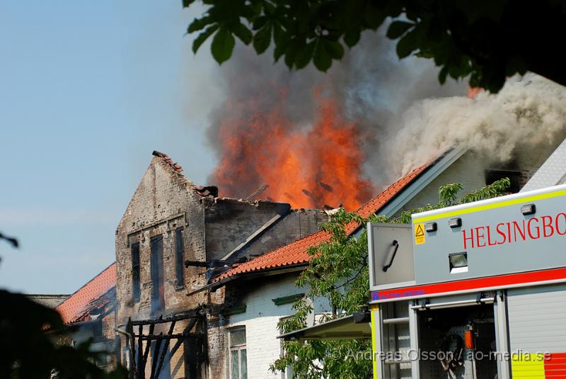 DSC_0136.JPG - Vid 12,30 larmades en större räddningsstyrka till Mörarp utanför Helsingborg. Där det brann kraftigt i en villa, när räddningstjänsten kom fram till platsen brann det i uterummet som sedan spred sig till taket. Och huset blev övertänt, man riktade då in sig på att förhindra spridning till andra byggnader. Det är oklart om någon person skadats fysiskt i branden.