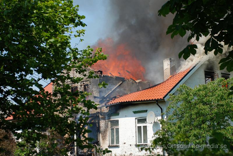 DSC_0140.JPG - Vid 12,30 larmades en större räddningsstyrka till Mörarp utanför Helsingborg. Där det brann kraftigt i en villa, när räddningstjänsten kom fram till platsen brann det i uterummet som sedan spred sig till taket. Och huset blev övertänt, man riktade då in sig på att förhindra spridning till andra byggnader. Det är oklart om någon person skadats fysiskt i branden.