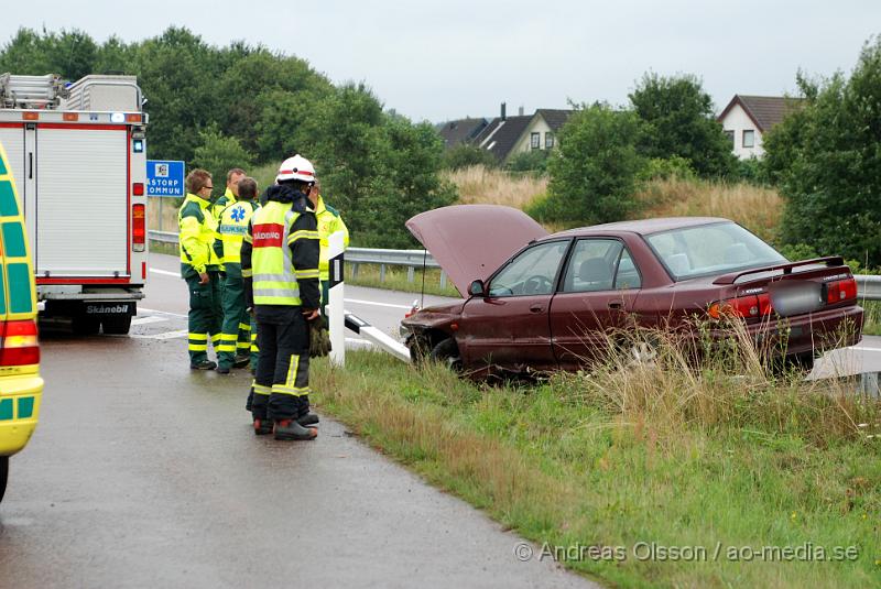 DSC_0823.JPG - Vid 12:30 tiden larmades räddningstjänsten, polisen och ambulansen till en singelolycka. De va en personbil som skulle av E4an och skulle på väg 21 där föraren hade kört av vägen. Personerna som hade färdats i bilen va bara chockade och fått lindriga skador över händelsen.