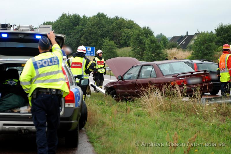 DSC_0825.JPG - Vid 12:30 tiden larmades räddningstjänsten, polisen och ambulansen till en singelolycka. De va en personbil som skulle av E4an och skulle på väg 21 där föraren hade kört av vägen. Personerna som hade färdats i bilen va bara chockade och fått lindriga skador över händelsen.