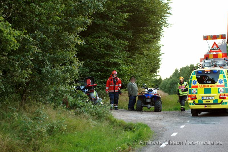 DSC_0842.JPG - Vid 19 tiden larmades Räddningstjänsten, ambulansen och polisen till en trafikolycka mellan Klåveröd och Ljungbyhed. Där det var en MC och en fyrhjuling som hade kolliderat. Ingen person ska ha skadast allvarligt.