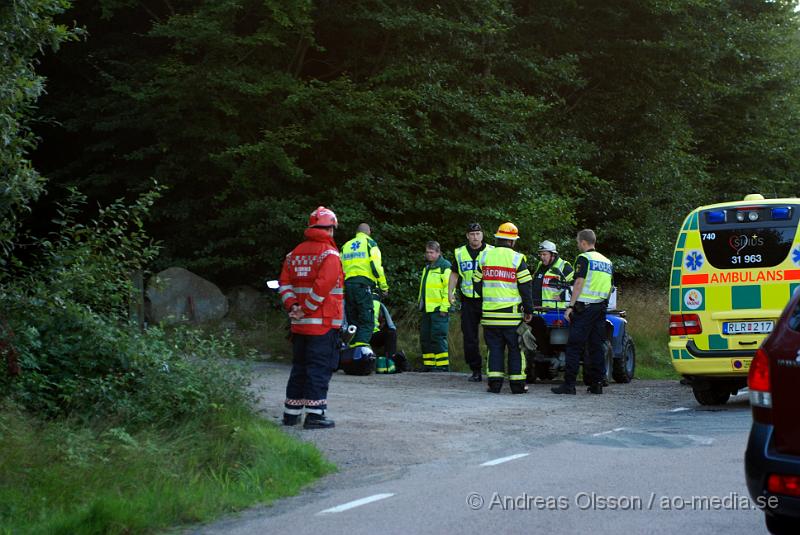 DSC_0851.JPG - Vid 19 tiden larmades Räddningstjänsten, ambulansen och polisen till en trafikolycka mellan Klåveröd och Ljungbyhed. Där det var en MC och en fyrhjuling som hade kolliderat. Ingen person ska ha skadast allvarligt.