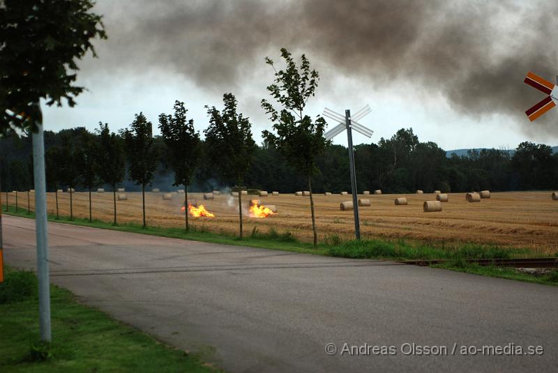 DSC_0853.JPG - Strax innan 18 tiden larmades räddningstjänsten till en brand i en rundbalsmaskin som stod på en åker. Branden var snabbt under kontroll och kunde släckas snabbt. Inga personer ska ha kommit till skada.