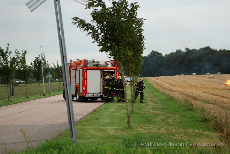 DSC_0859.JPG - Strax innan 18 tiden larmades räddningstjänsten till en brand i en rundbalsmaskin som stod på en åker. Branden var snabbt under kontroll och kunde släckas snabbt. Inga personer ska ha kommit till skada.